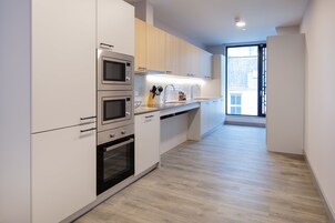 Eenvoudige tweepersoonskamer | Gedeelde keukenfaciliteiten | Een oven, een kookplaat