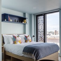 Escritorio, wifi gratis, ropa de cama