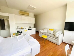 Smart TV - Athens Market, Acropolis View, Studio Yellow for 3 (Athens)