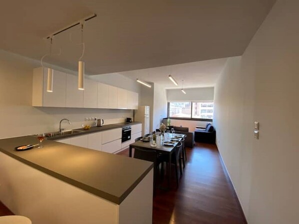 Fridge, oven, dishwasher, coffee/tea maker