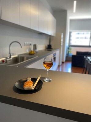 Kylskåp, ugn, diskmaskin och kaffe- och tebryggare