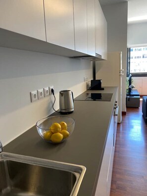 Fridge, oven, dishwasher, coffee/tea maker