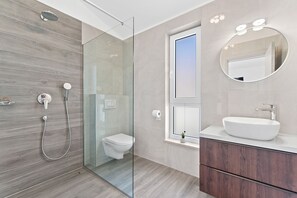 Shower, free toiletries, hair dryer, towels - Villa with private pool, ping-pong, BBQ (Savicenta)