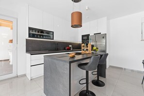 ثلاجة، ميكروويف، موقد طهي مسطح، غسالة أطباق