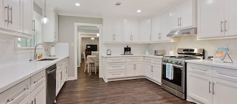 Three Oaks Estate ~ A Grand Family/Group Home!