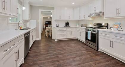 Three Oaks Estate: Sleeps 10+Large Yard
