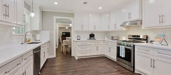 Three Oaks Estate: Sleeps 10+Large Yard