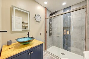 Douche, sèche-cheveux, serviettes fournies, savon