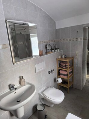 Shower, hair dryer, towels, soap - Ruhige Ferienwohnung in Leppersdorf /nahe Dresden (Wachau)
