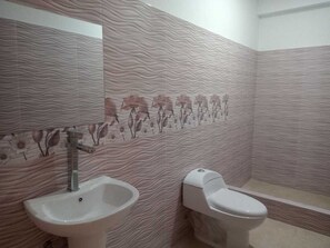 Rainfall showerhead, free toiletries, towels - Hotel Los Pajonales (Huaraz)