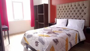 A bedroom with a bed, a wardrobe, and a nightstand. - Hotel Los Pajonales (Huaraz)
