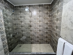 Chuveiro, secador de cabelo (mediante solicitação), chinelos 