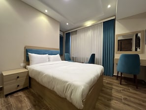 Quarto casal superior | Frigobar, ferros/tábuas de passar roupa, Wi-Fi de cortesia