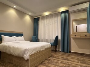 Minibar, tabla de planchar con plancha, wifi gratis y ropa de cama 