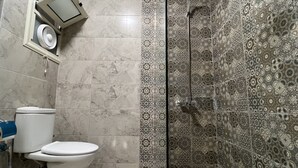 Shower, hair dryer (on request), slippers, towels - Golden Grand Museum & Pyramids View  (Giza)