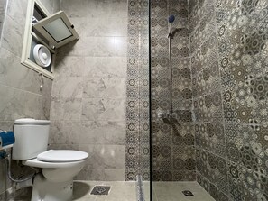 تجهيزات دش، مجففات شعر، خف للقدمين، مناشف