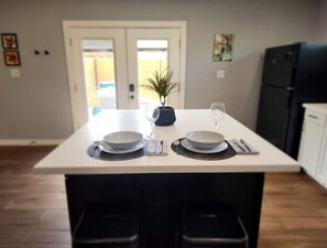 Dining - New & Private, Central Location, Pet Friendly (Phoenix)