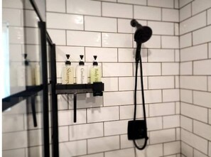 Douche, sèche-cheveux, serviettes fournies, savon