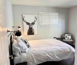 2 bedrooms, iron/ironing board, travel cot, free WiFi - Central Location, Hot tub, Huge Yard, New Bathroom (Flagstaff)