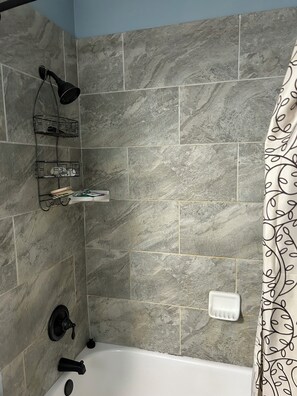 Dusche, Haartrockner, Handtücher, Seife