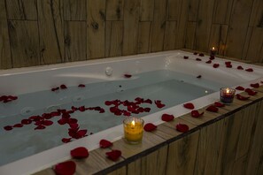 Junior Apartment | Bathroom | Shower, towels, soap, shampoo - Casa Don Pedro Faro (San Cristóbal de las Casas)