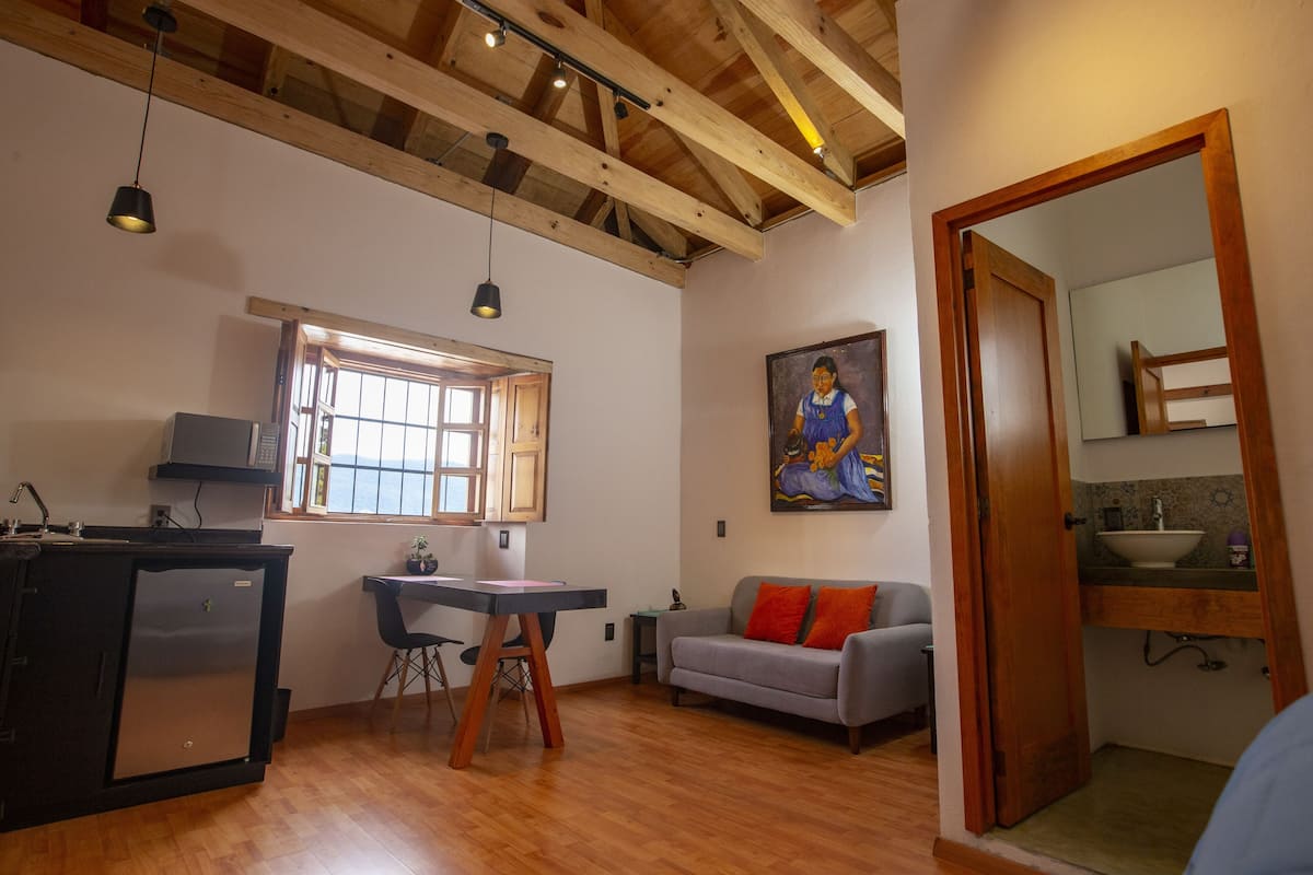 Apartamento Confort | Zona de estar | Una televisión LED, Netflix, servicios de streaming