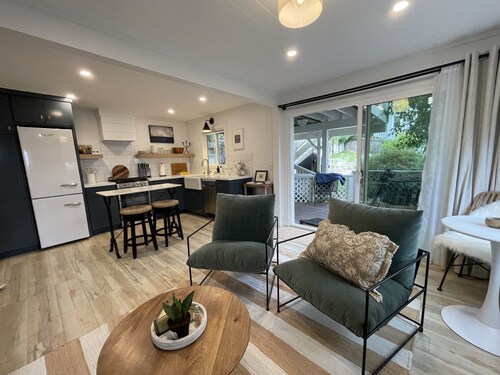 Chic Laguna retreat! Steps to beach, designer-furnished, with ocean-view yard.