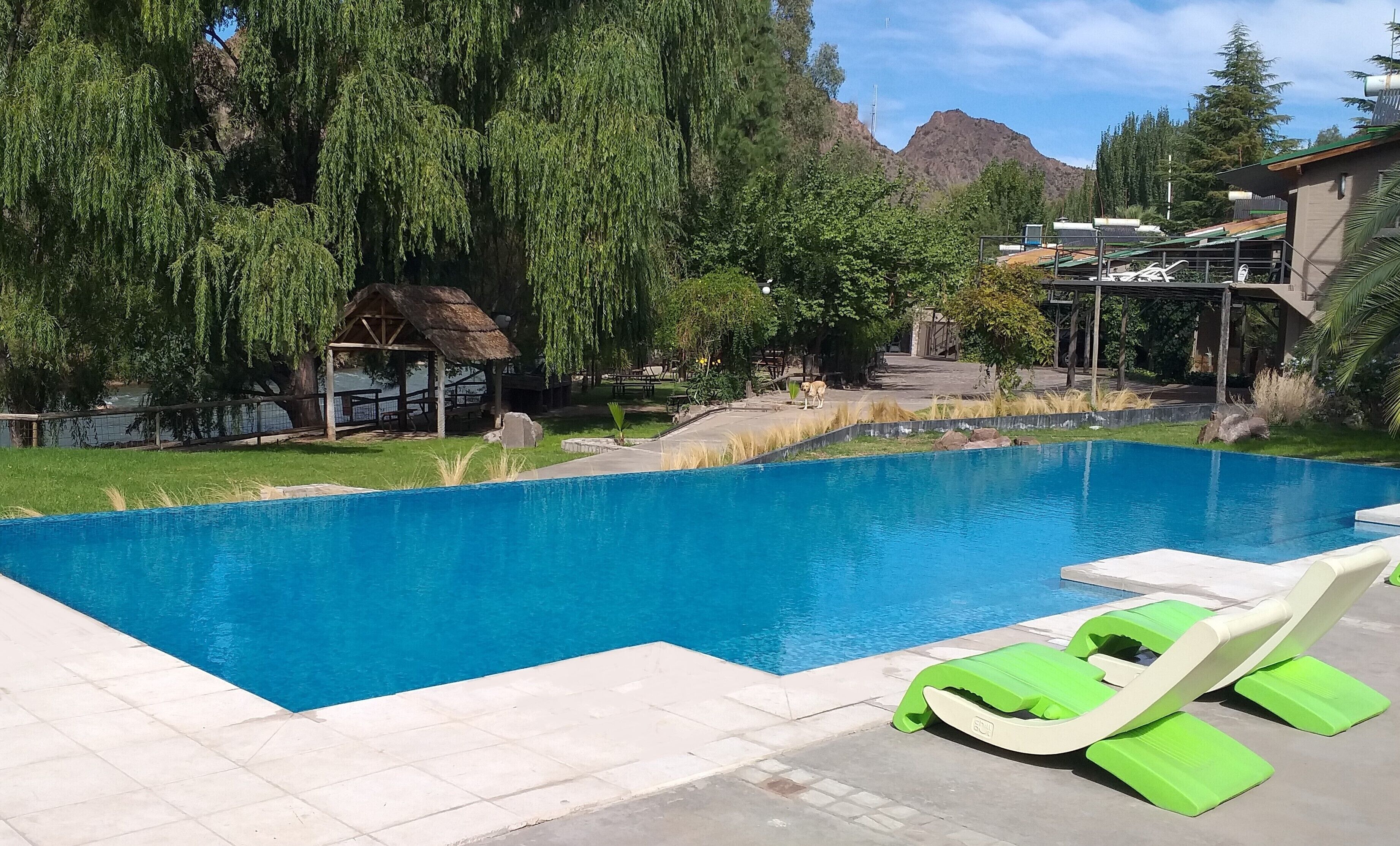 Una piscina al aire libre, camas de piscina gratis