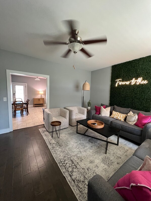 Smart TV - LOCATION! 1 mile from William Brice Stadium - Close to Campus! Close to IT ALL! (Columbia)