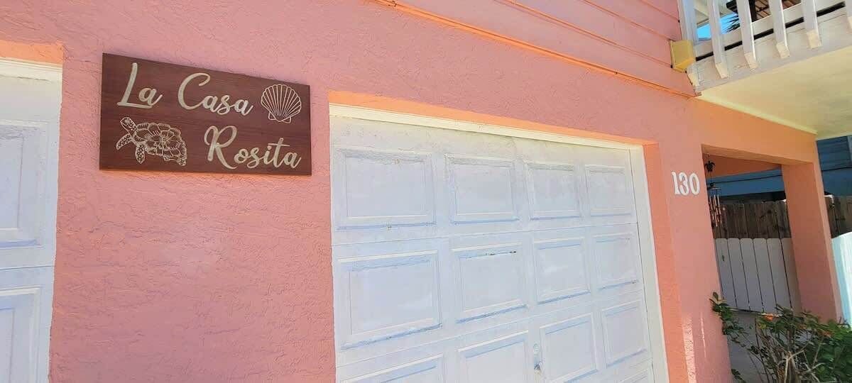 Un bâtiment avec une enseigne indiquant « La Casa Rosita » et une porte de garage blanche.