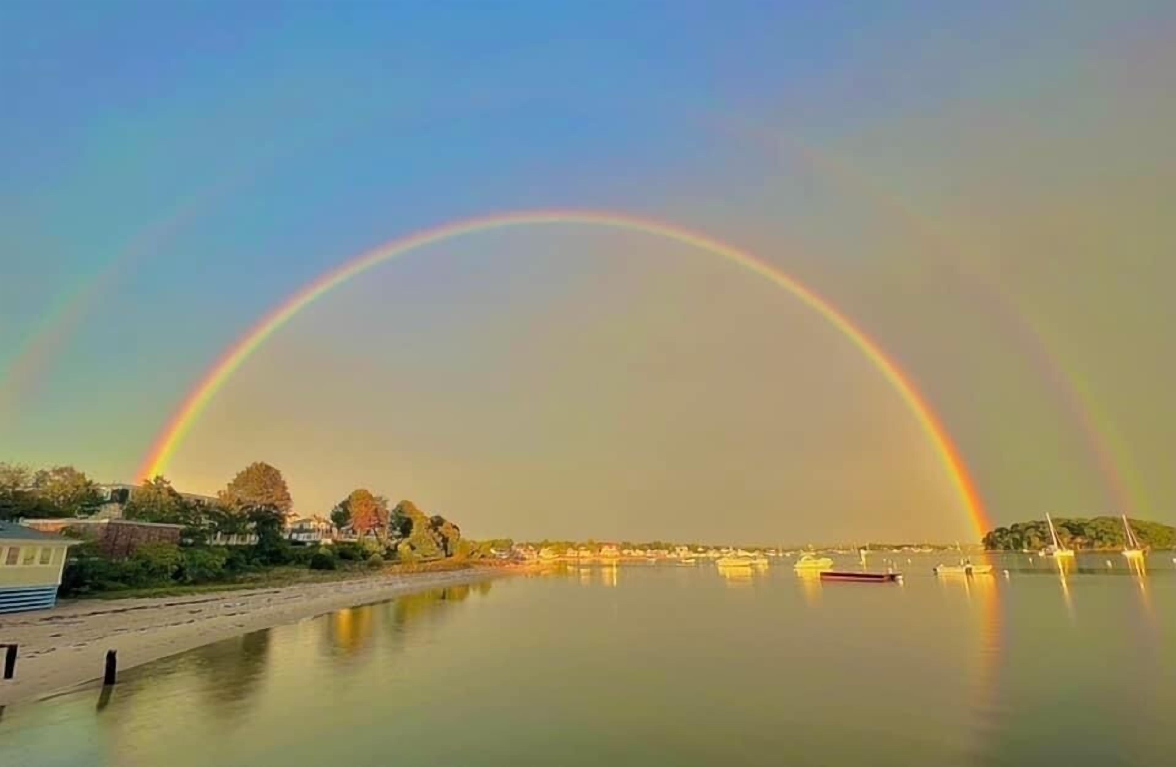 在海滩、沙滩椅、沙滩毛巾