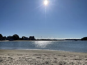 På stranden, solstolar och strandhanddukar