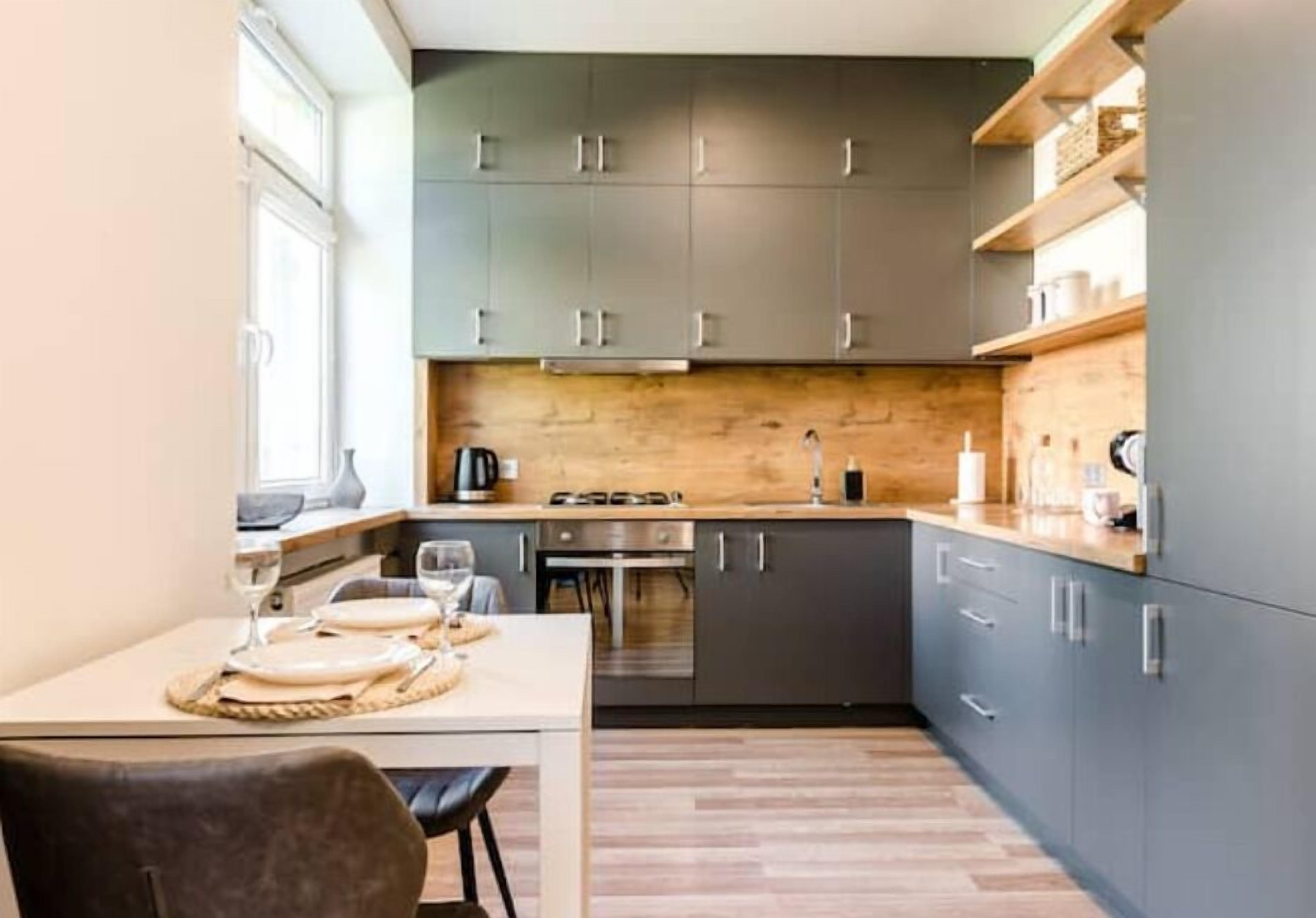 Fridge, oven, stovetop, electric kettle