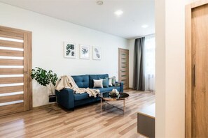 تلفزيون بشاشة مسطحة