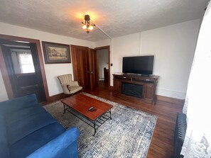 TV connectée, lecteur de DVD, livres