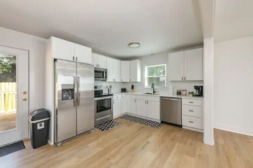 Private Oasis close to SouthEnd Breweries, Restaurants, Light Rail, Carowinds 