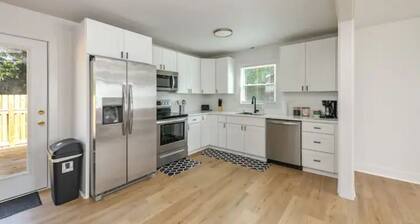 Private Oasis close to SouthEnd Breweries, Restaurants, Light Rail, Carowinds