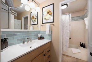 Shower, hair dryer, towels - Stunning Waikoloa Villas H101: 1BR, Golf Course and Ocean Views, Modern Comforts Await! (WAIKOLOA)
