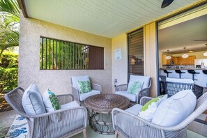 Outdoor dining - Stunning Waikoloa Villas H101: 1BR, Golf Course and Ocean Views, Modern Comforts Await! (WAIKOLOA)