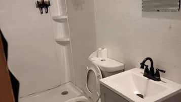 Een douche, een haardroger, handdoeken, zeep