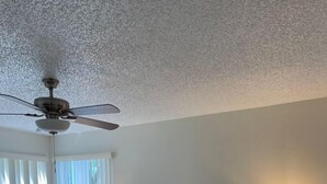 A bedroom with a bed, bedside tables, a ceiling fan, and a window with blinds. - Grand Family Superior 3BD Condo Near Disney 7 (Kissimmee)