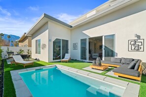 Una piscina al aire libre, una piscina climatizada