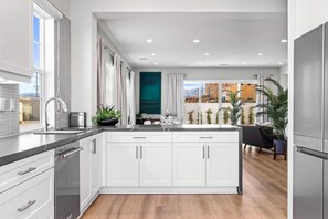 Refrigerador, microondas, horno, placa de cocina