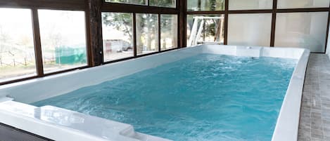 Indoor spa tub