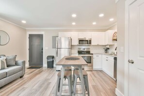 Kühlschrank, Mikrowelle, Wasserkocher mit Kaffee-/Teezubehör