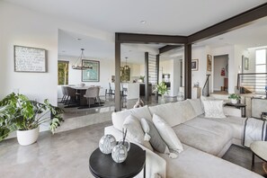 Smart TV, fireplace, table tennis, stereo