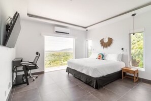 5 Schlafzimmer, Zimmersafe, Schreibtisch, Bügeleisen/Bügelbrett