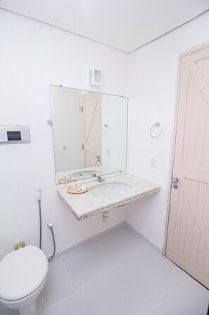 Douche, savon, shampoing, papier toilette