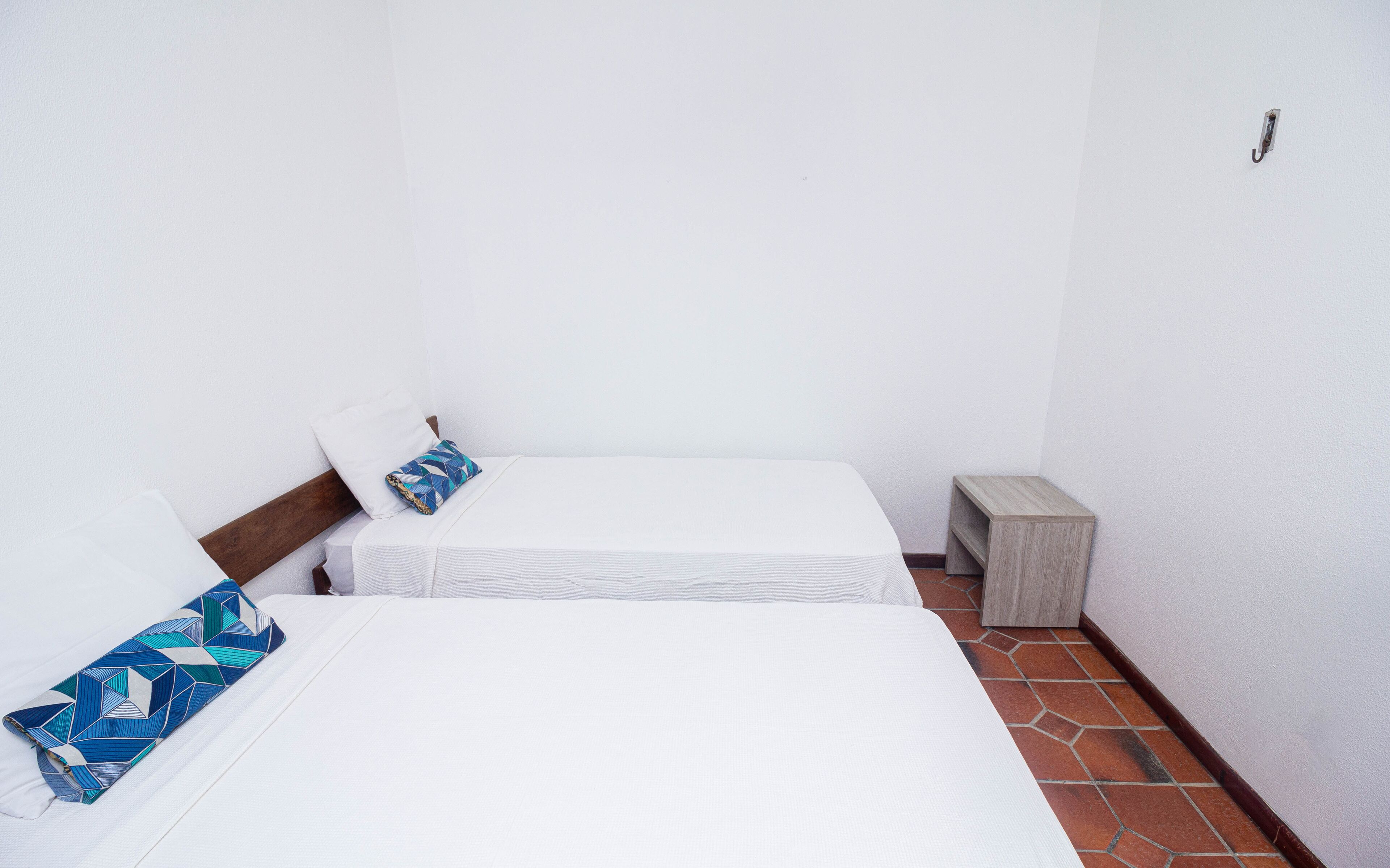 Quarto quádruplo superior | Frigobar, Wi-Fi de cortesia, roupa de cama