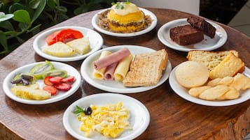 Café da manhã com buffet grátis todos os dias